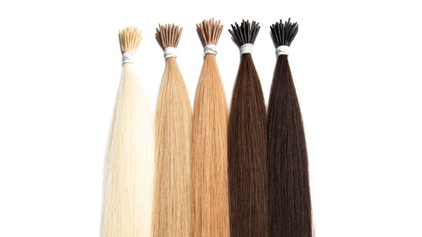 Haarsträhnen mehrere Farben mit schönem Glanz durch gute Pflegeprodukte zur Pflege Extensions